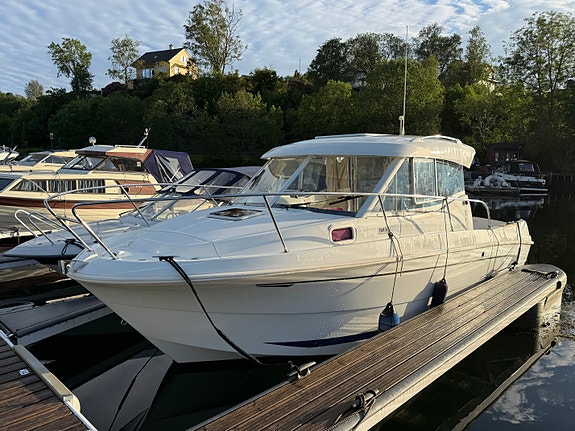 Romslig og velholdt Beneteau Antares 750 med WC og baugpropell 2 of 5