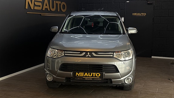Mitsubishi Outlander 2 of 5