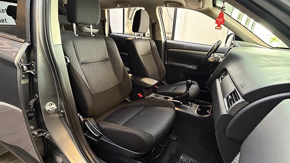 Mitsubishi Outlander 12 of 30