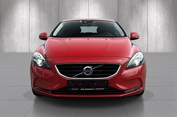 Volvo V40 2 of 5