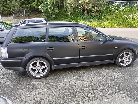 Volkswagen Passat 2 of 5