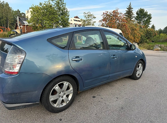 Toyota Prius 4 of 11