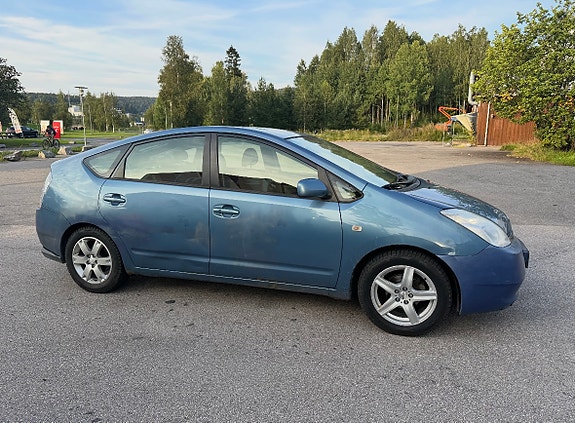 Toyota Prius 2 of 11
