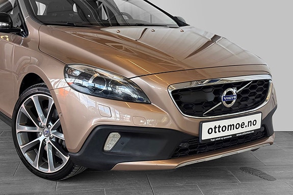 Volvo V40 Cross Country 2 of 5