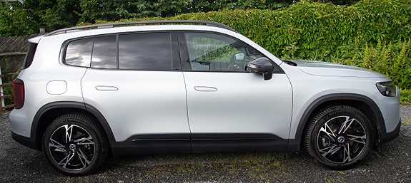 Mercedes-Benz GLB350 2 of 24
