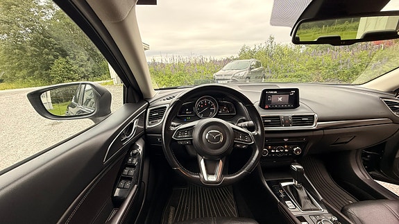 Mazda 3 4 of 5