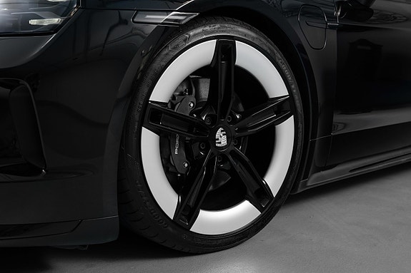 Porsche Taycan 3 of 5