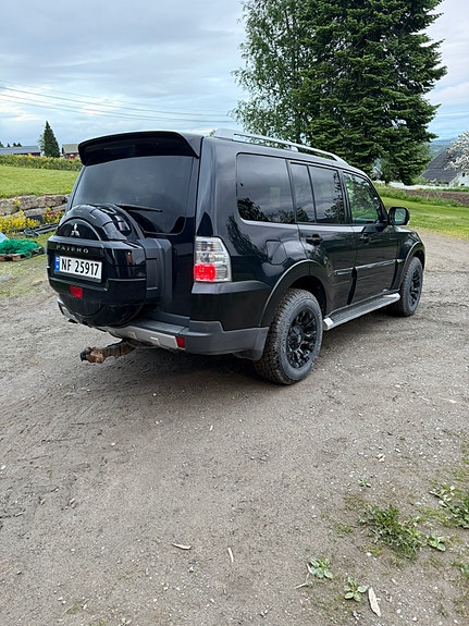 Mitsubishi Pajero 4 of 12