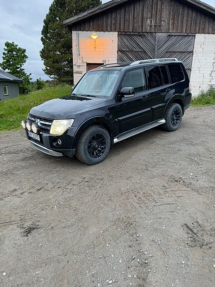 Mitsubishi Pajero 2 of 12