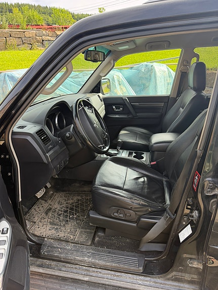 Mitsubishi Pajero 8 of 12