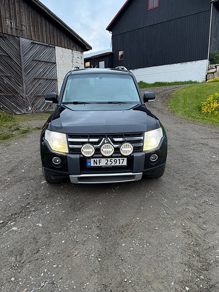Mitsubishi Pajero 6 of 12