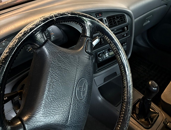 Toyota Camry 3 of 5