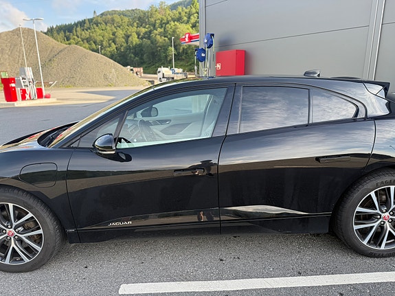 Jaguar I-PACE 3 of 5