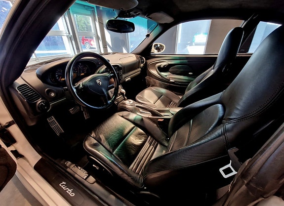 Porsche 911 Turbo 3 of 5