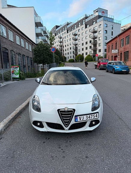 Alfa Romeo Giulietta 2 of 5