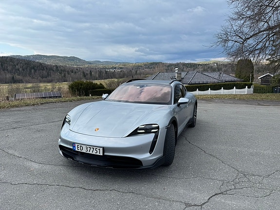 Porsche Taycan Cross Turismo 4 of 5
