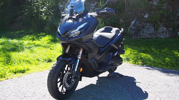 Honda ADV 350 2 of 5