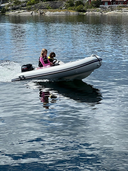 Venus 320 RIB med Suzuki 9,9 hk el-start – perfekt førstebåt / barnebåt 2 of 5
