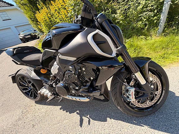 Ducati Diavel 2 of 5