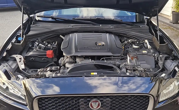 Jaguar F-PACE 4 of 5