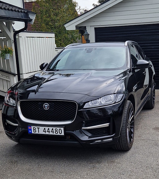 Jaguar F-PACE 2 of 5