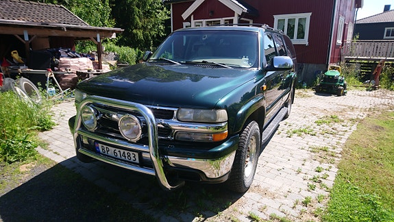 Chevrolet Suburban 6 of 16