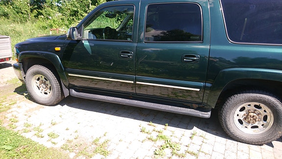 Chevrolet Suburban 3 of 16