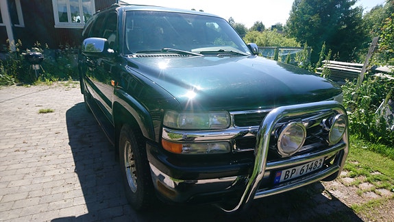 Chevrolet Suburban 14 of 16