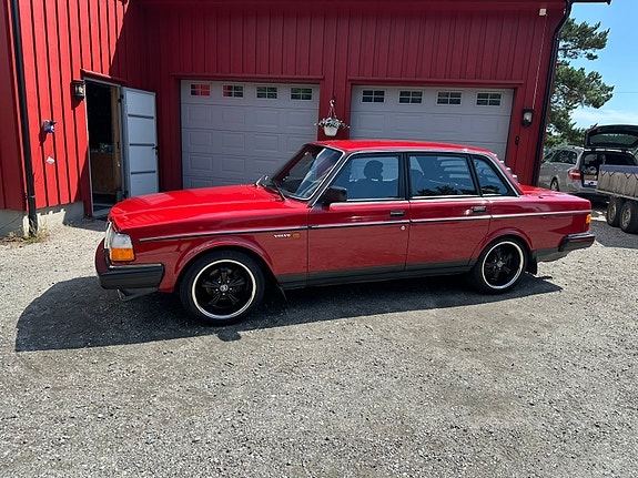 Volvo 240 2 of 5