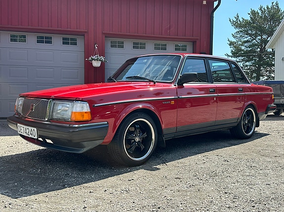 Volvo 240 3 of 5
