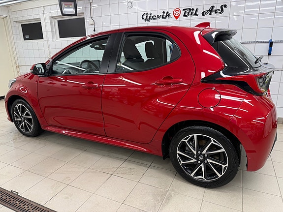 Toyota Yaris 8 of 30