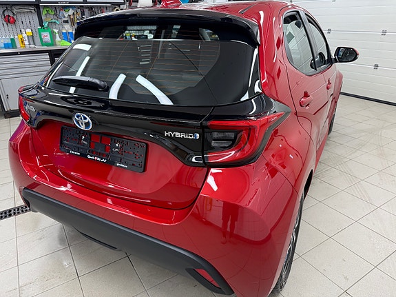 Toyota Yaris 4 of 30