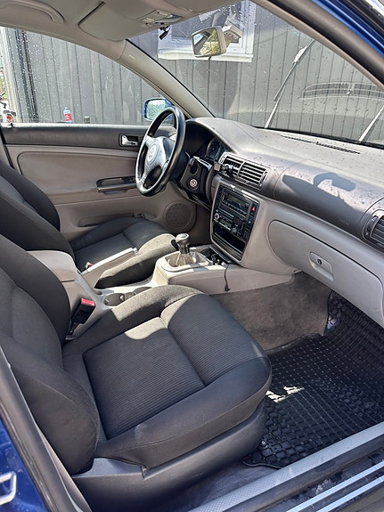 Volkswagen Passat 2 of 5