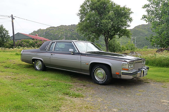 Cadillac Coupé DeVille 2 of 5