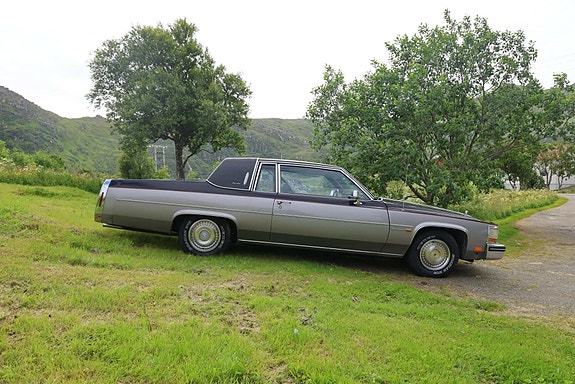 Cadillac Coupé DeVille 3 of 5