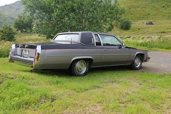 Cadillac Coupé DeVille 4 of 5