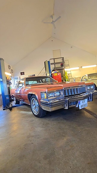 Cadillac Deville 5 of 5