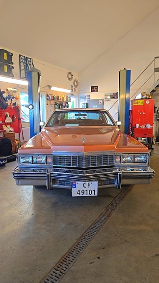 Cadillac Deville 3 of 5
