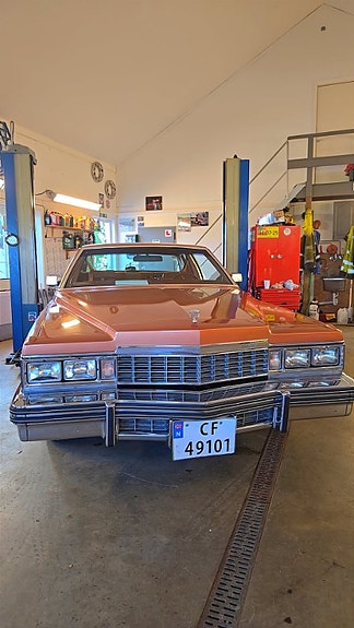 Cadillac Deville 4 of 5