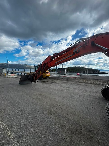 Hitachi ZX225LC-6 4 of 5