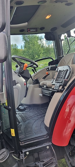 CASE IH Farmall 75A 6 of 13