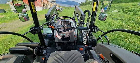 CASE IH Farmall 75A 8 of 13