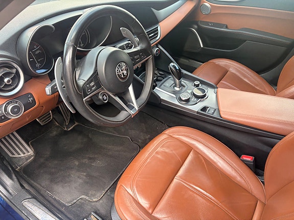 Alfa Romeo Giulia 3 of 5