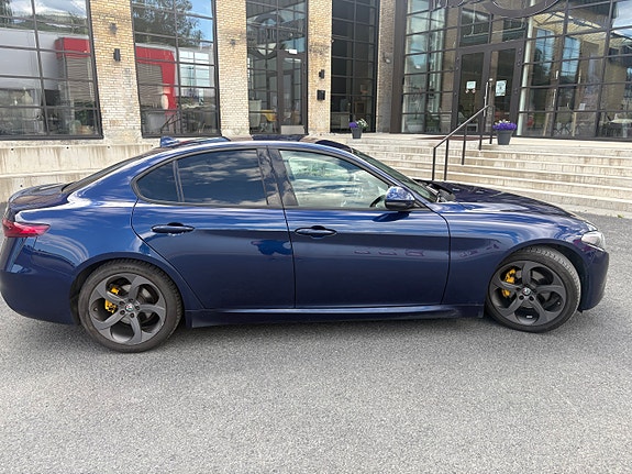 Alfa Romeo Giulia 2 of 5