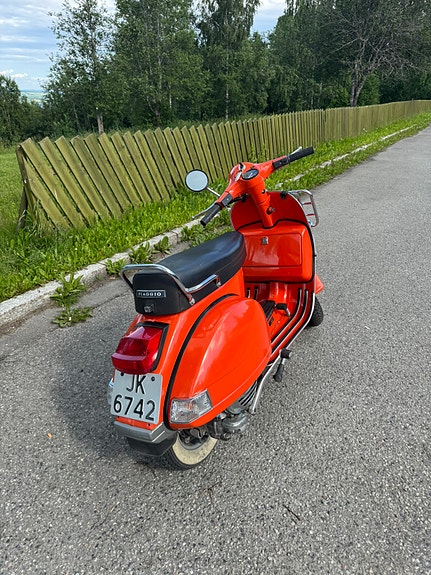 Vespa P200E 2 of 5