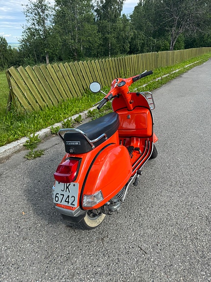 Vespa P200E 3 of 5