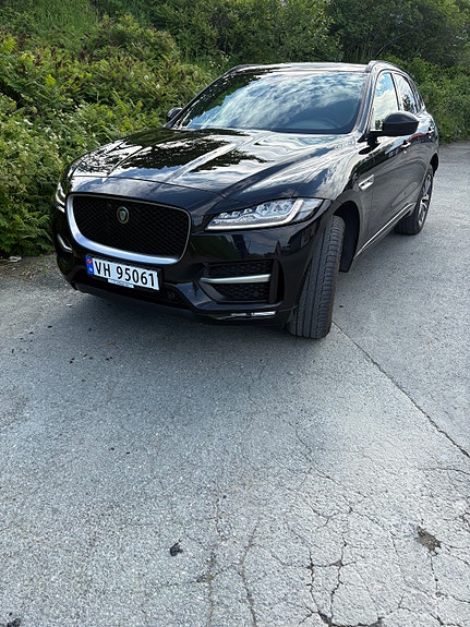 Jaguar F-PACE 2 of 5