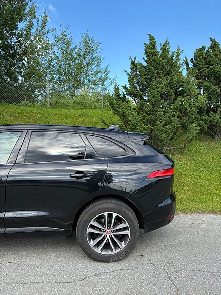Jaguar F-PACE 3 of 5