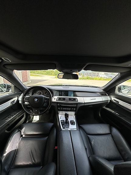 BMW 740d 25 of 30