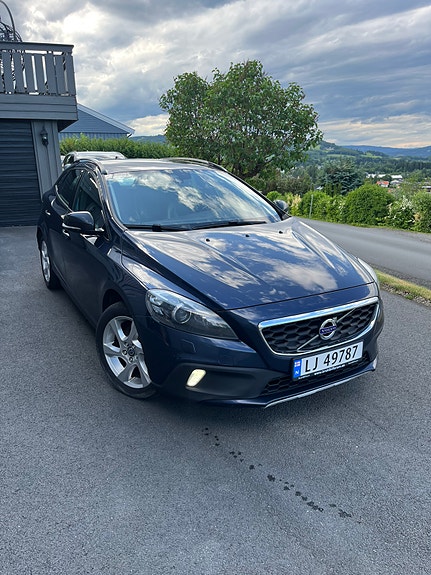 Volvo V40 Cross Country 2 of 5